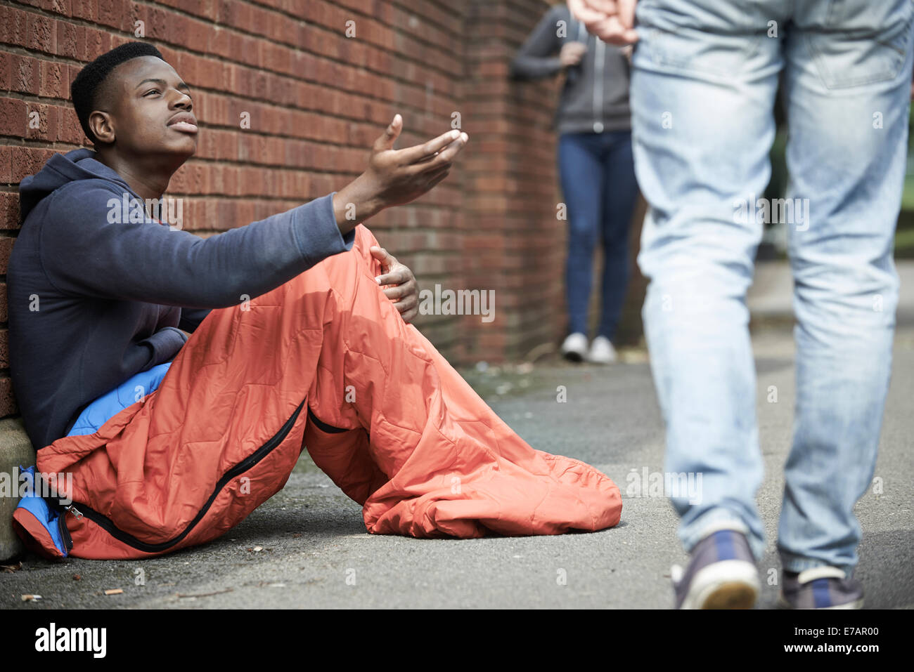 Obdachlosen Teenager betteln um Geld auf der Straße Stockfoto
