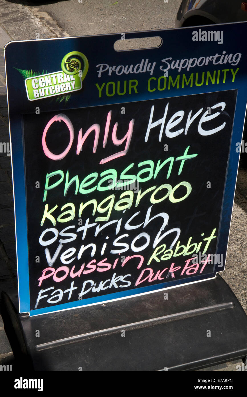 Speisekarte an Bord Werbung Exoten in einer Metzgerei in der Stadt Kawakawa, Nordinsel, Neuseeland. Stockfoto
