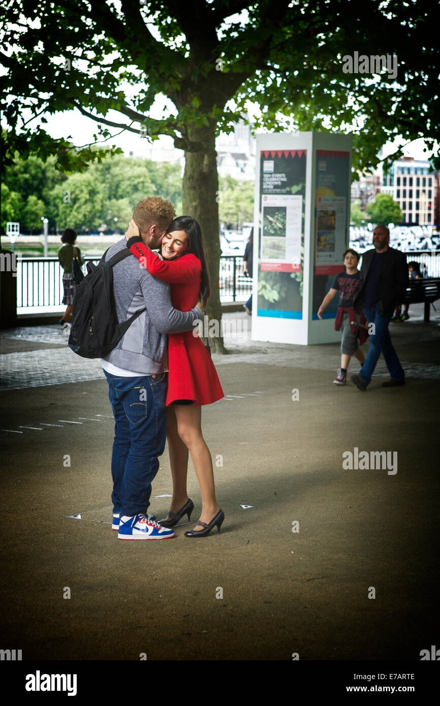 Junges Paar annehmen, auf der Southbank London, England, UK. Londoner Southbank. Paar umarmte. Stockfoto