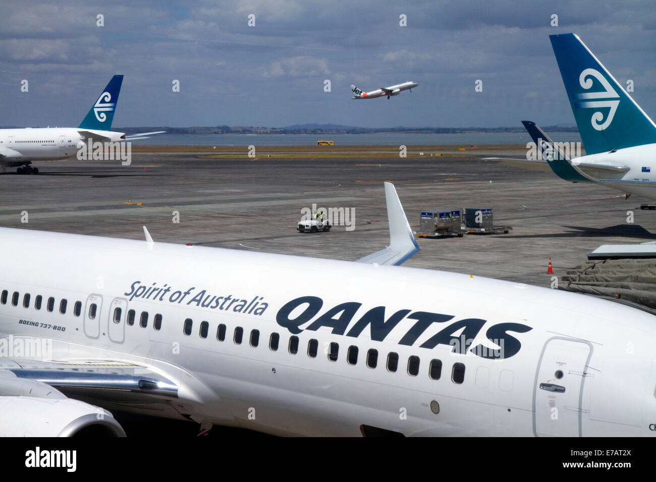 Flugzeuge am Flughafen Auckland, Auckland, Nordinsel, Neuseeland. Stockfoto