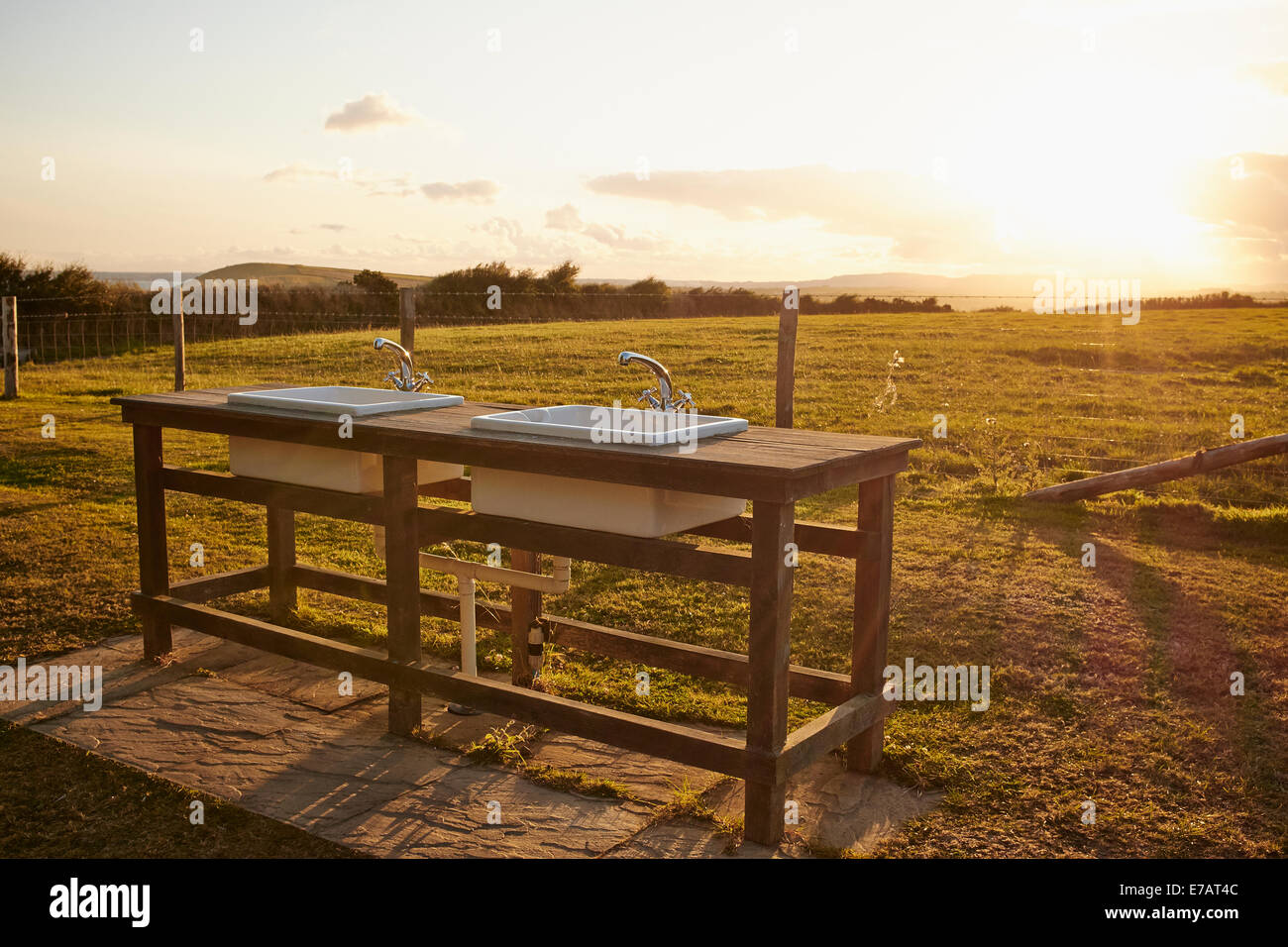 Außenwaschbecken in ländlicher Landschaft - drinnen im Freien Stockfoto