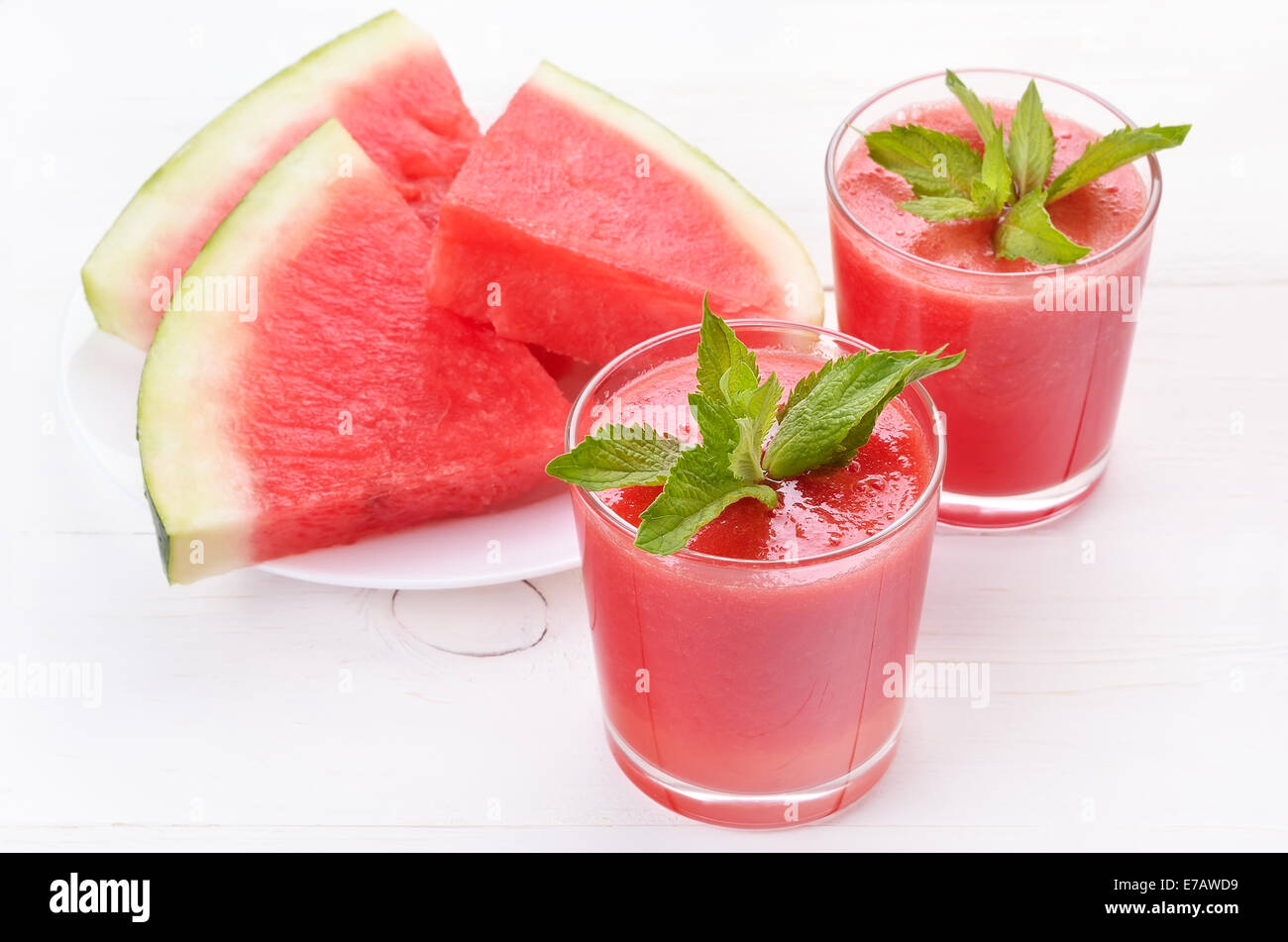 Wassermelone, cocktail und Scheiben auf weißer Holztisch Stockfoto