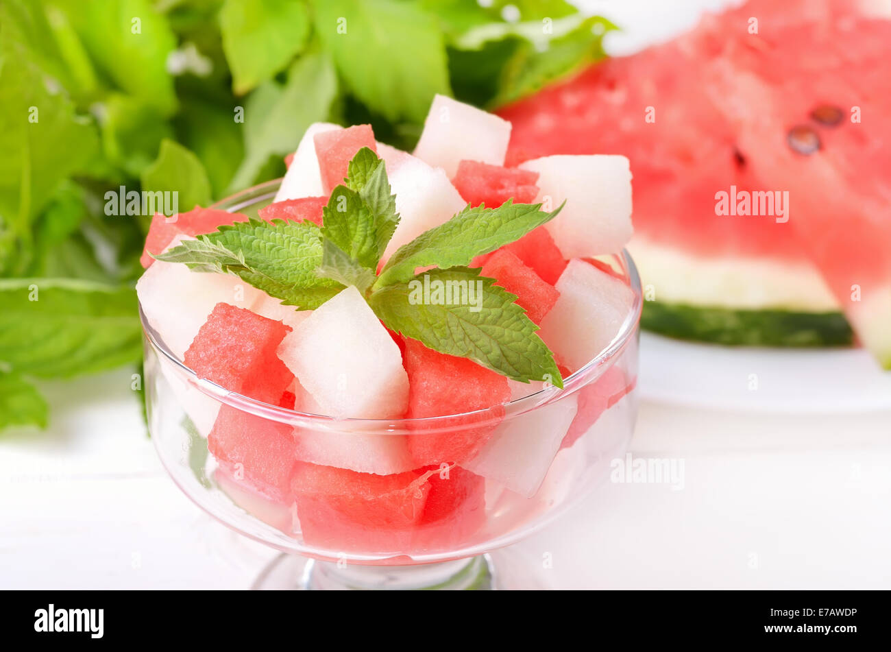 Wassermelone und Melone Scheiben aus Glas auf weißer Holztisch Stockfoto
