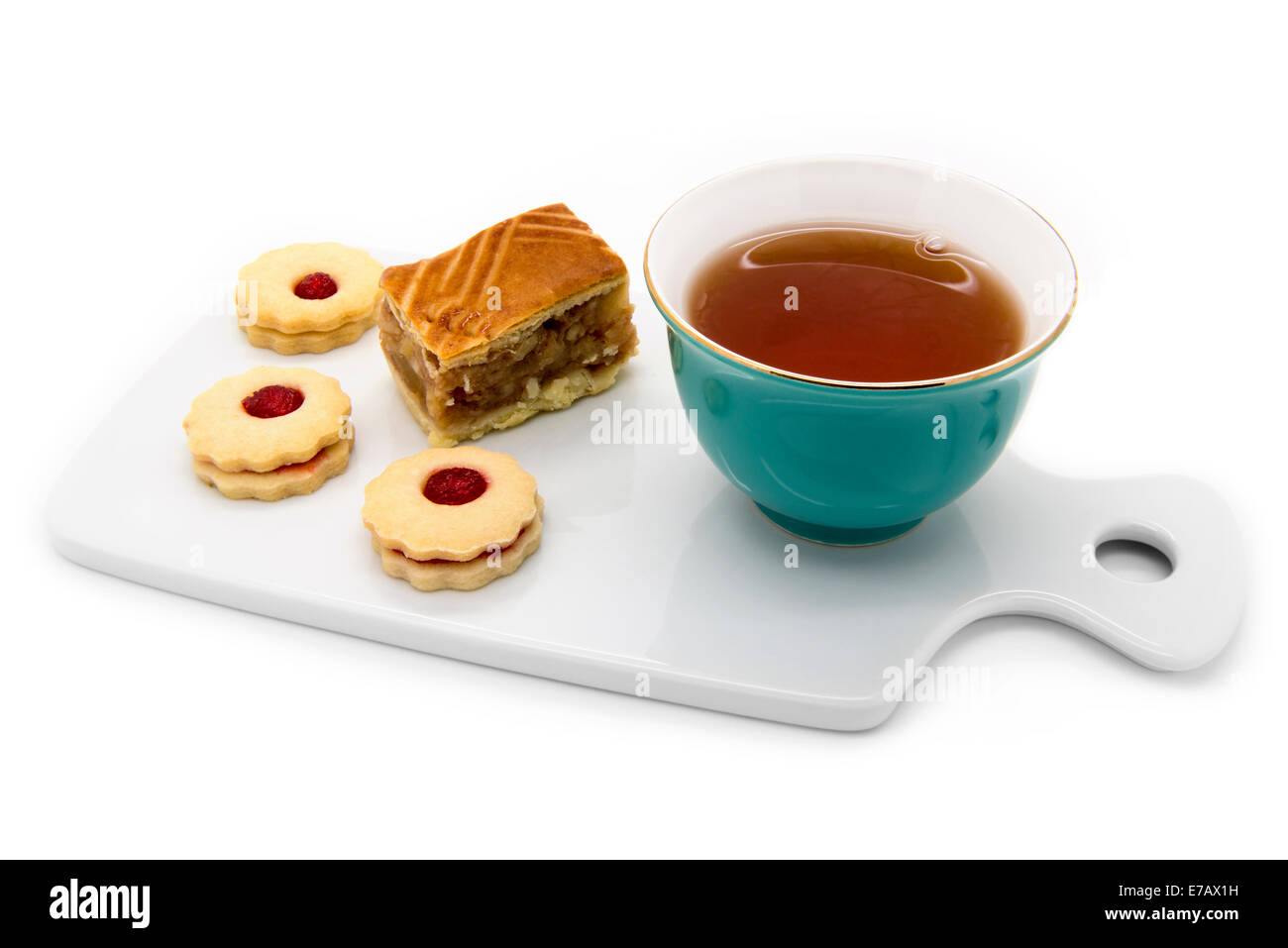 Tasse Tee, ein Stück Apfelkuchen und Kekse mit Marmelade. Auf einem weißen Hintergrund. Stockfoto