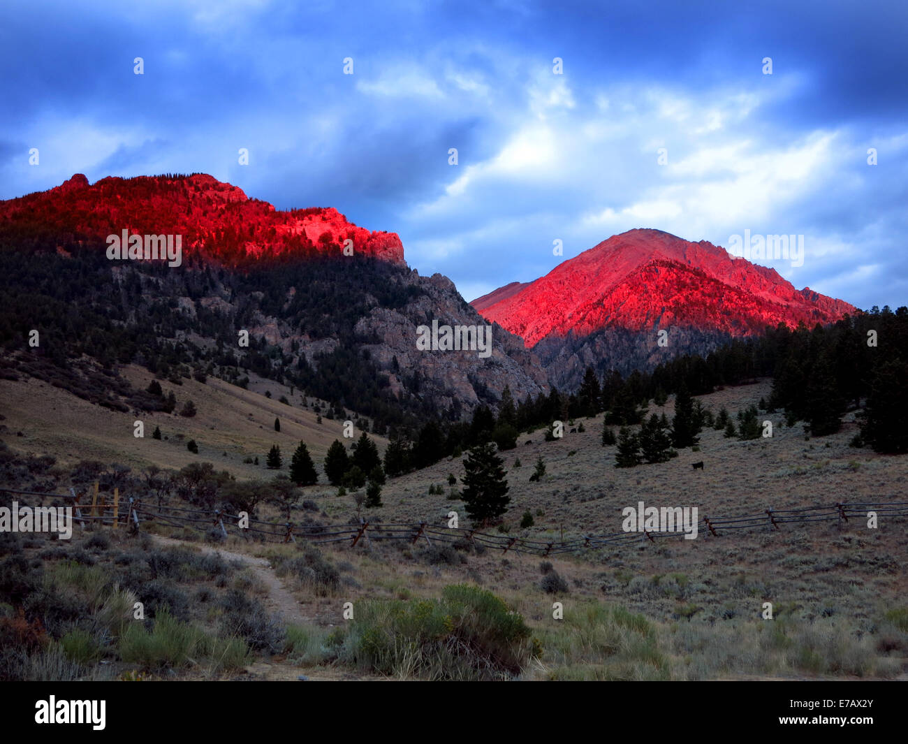 Hohe Berge mit Sonnenuntergang leuchtend hellrot Abend Stockfoto