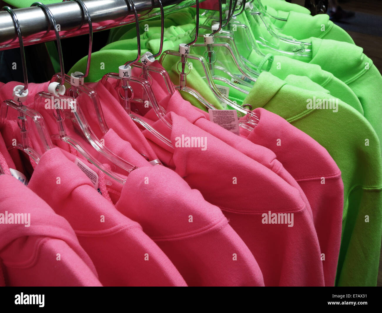 Detail der Hemden oder Kleidung hängen Regale Kleiderbügel Stockfoto