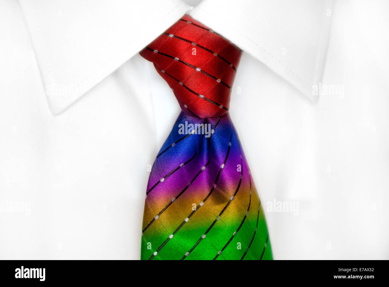 Weißes Kleid Shirt mit Regenbogen binden detaillierte Nahaufnahme Stockfoto
