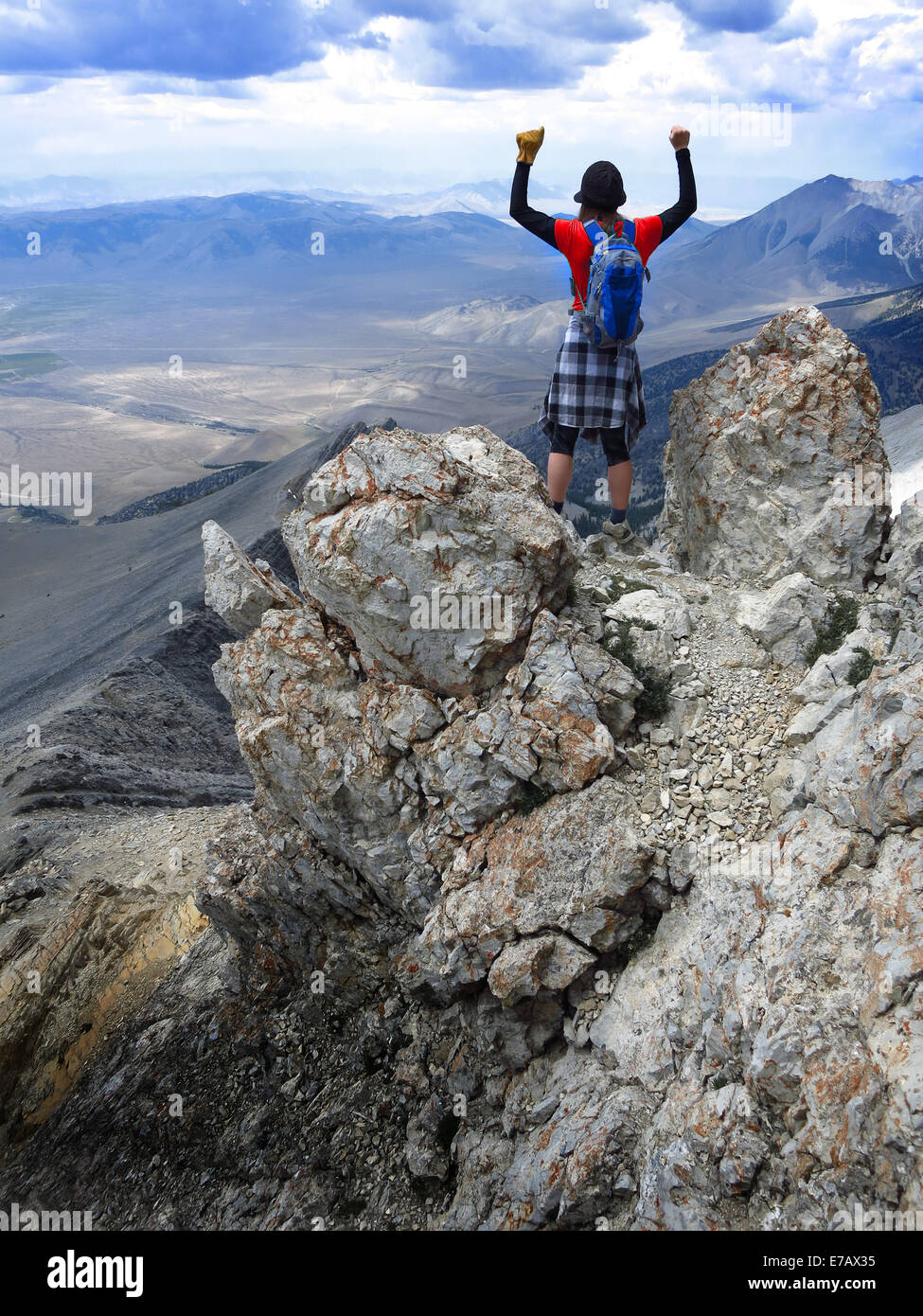 Mädchen Wanderer Gipfel Berggipfel im triumph Stockfoto