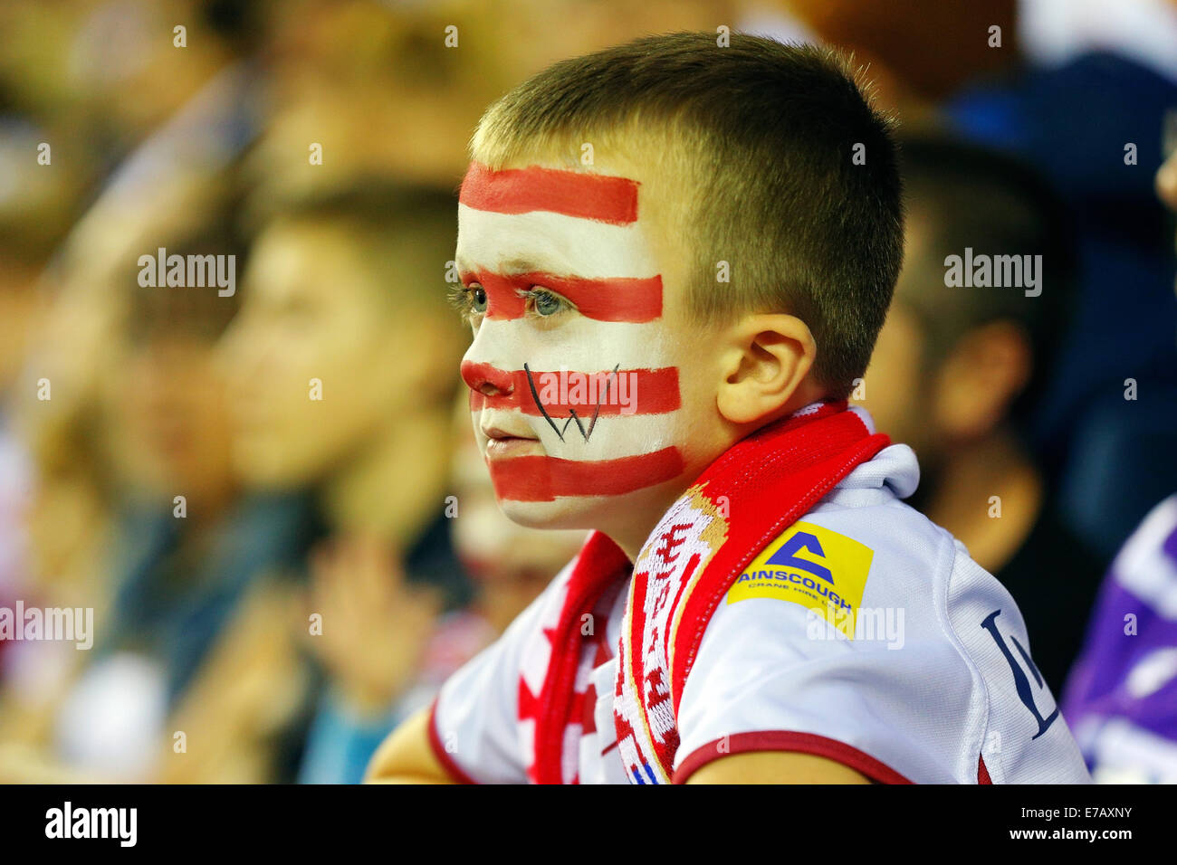 Wigan, England. 11. September, 2014. Super League-Rugby. Wigan Warriors im Vergleich zu Warrington Wölfe. Ein junger Wigan-Fan im Gesicht malen beobachtet das Spiel aufmerksam Credit: Action Plus Sport/Alamy Live News Stockfoto