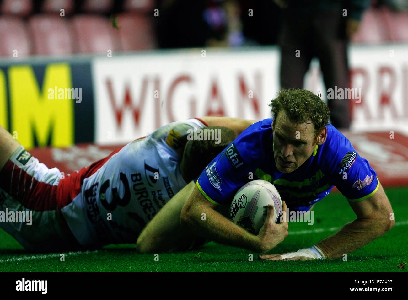 Wigan, England. 11. September, 2014. Super League-Rugby. Wigan Warriors im Vergleich zu Warrington Wölfe. Joel Monaghan von Warrington Wölfe Tauchgänge über die Linie zu versuchen Credit score: Action Plus Sport/Alamy Live News Stockfoto