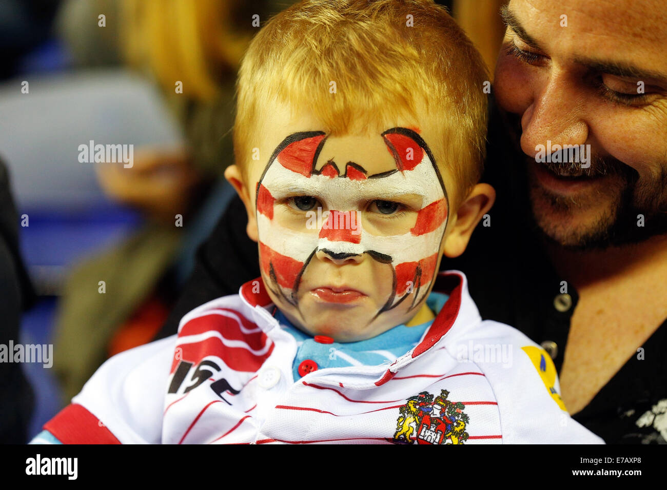 Wigan, England. 11. September, 2014. Super League-Rugby. Wigan Warriors im Vergleich zu Warrington Wölfe. Ein junger Fan in Bemalung geschmückt ist nicht glücklich, wie Wigan verlieren in der Halbzeitpause Credit: Action Plus Sport/Alamy Live News Stockfoto