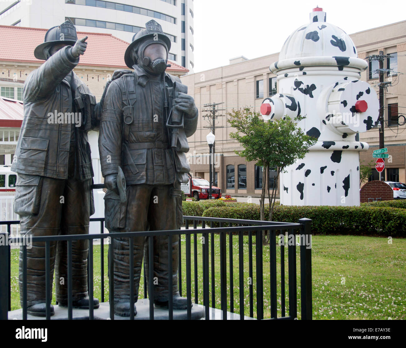 Feuerwehrleute und riesigen dalmatinischen Hydranten in Beaumont Texas Stockfoto
