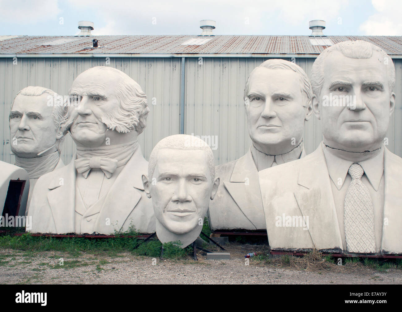 Houstons „Mount Rush Hour“ zeigt im American State Manship Park riesige Präsidenten aus Beton – eine humorvolle Hommage an die US-Führung. Stockfoto