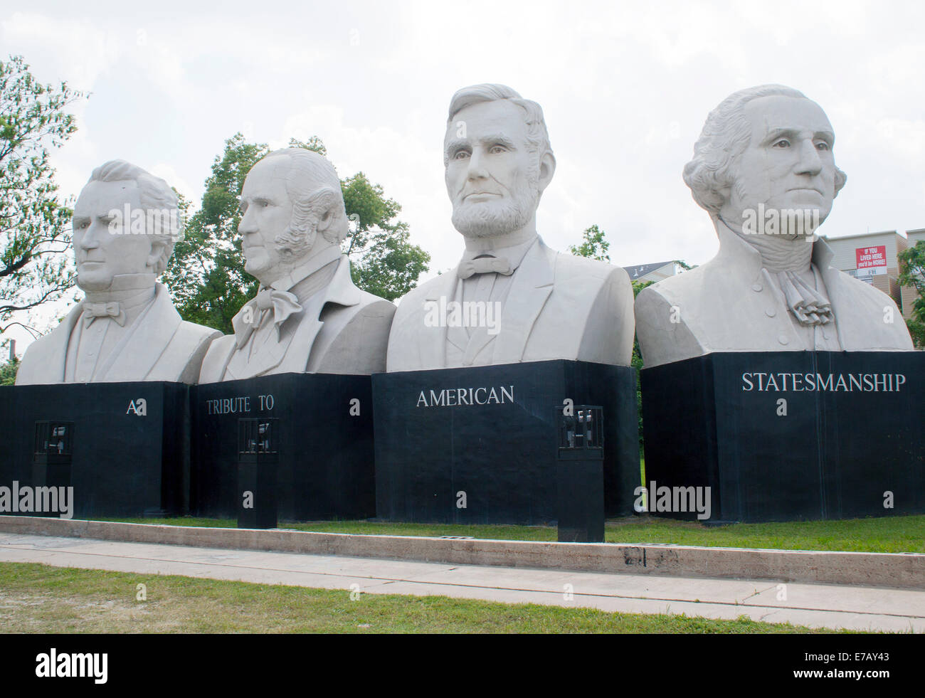 Houstons „Mount Rush Hour“ zeigt im American State Manship Park riesige Präsidenten aus Beton – eine humorvolle Hommage an die US-Führung. Stockfoto