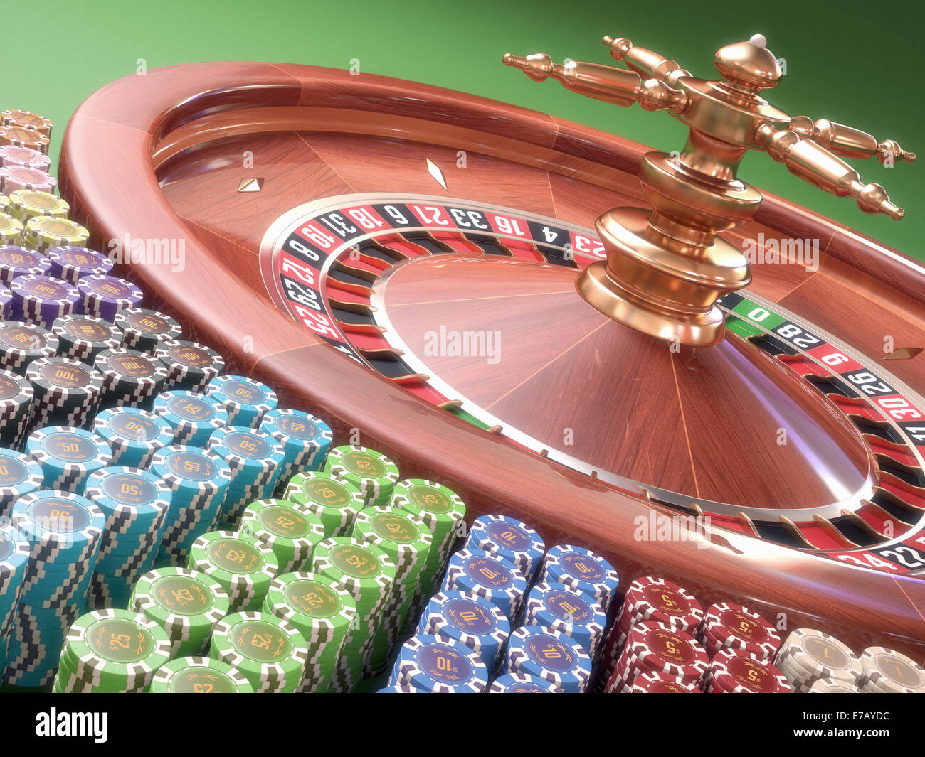 Farbige Casino-Chips um das Roulette angeordnet. Stockfoto