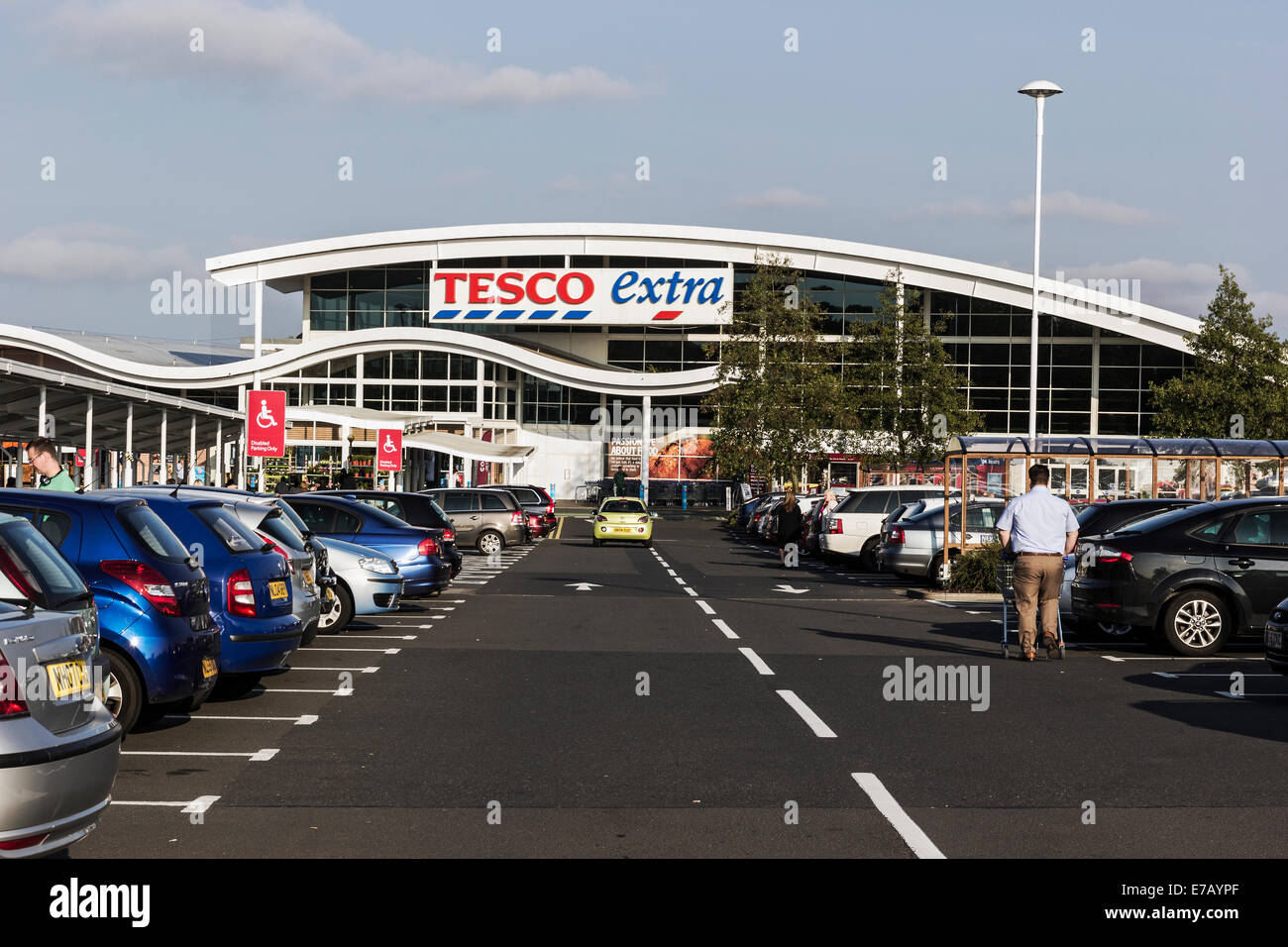 Tesco Supermarkt und Auto Park mit Käufern Stockfoto