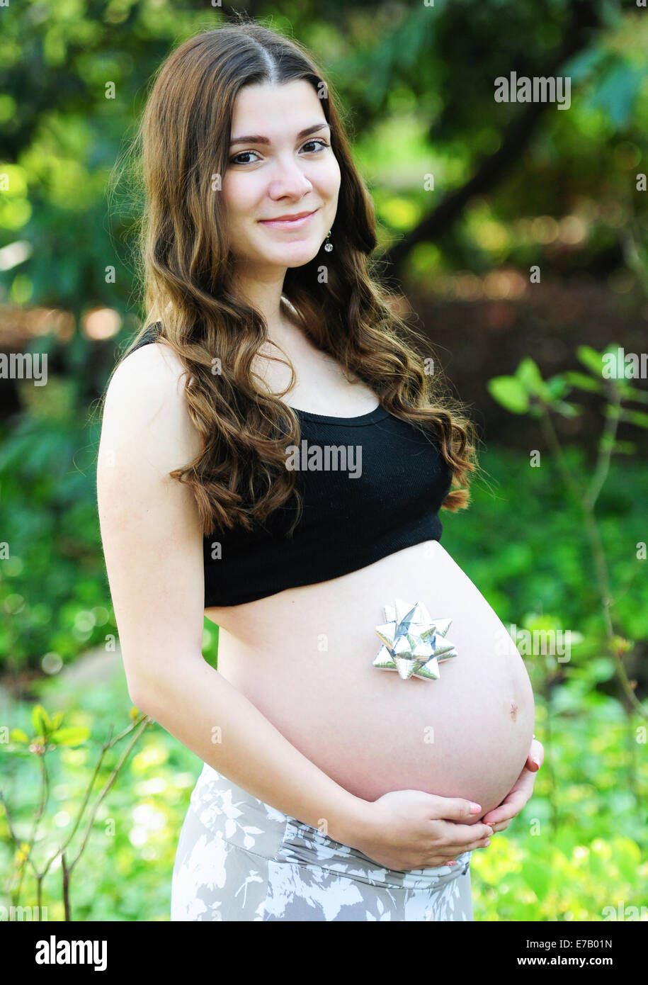 9 monat schwanger -Fotos und -Bildmaterial in hoher Auflösung – Alamy