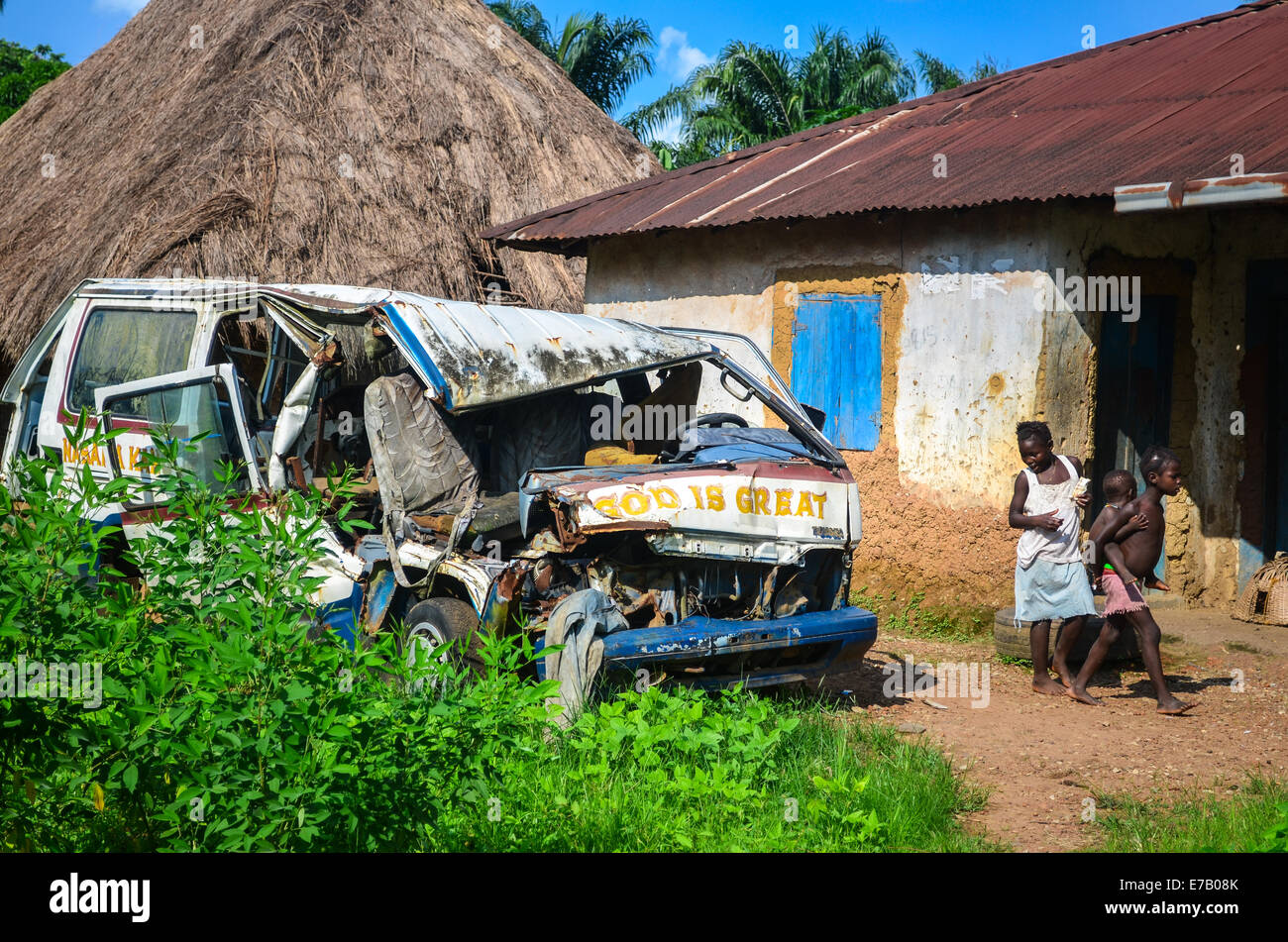 Zerstörten Kleinbus lesen "Gott ist groß" auf den Straßen von Sierra Leone, Afrika Stockfoto