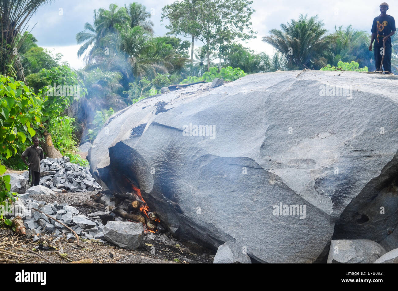 Stein-Brech Menschen machen ein Feuer auf einem Stein brechen, Sierra Leone Stockfoto