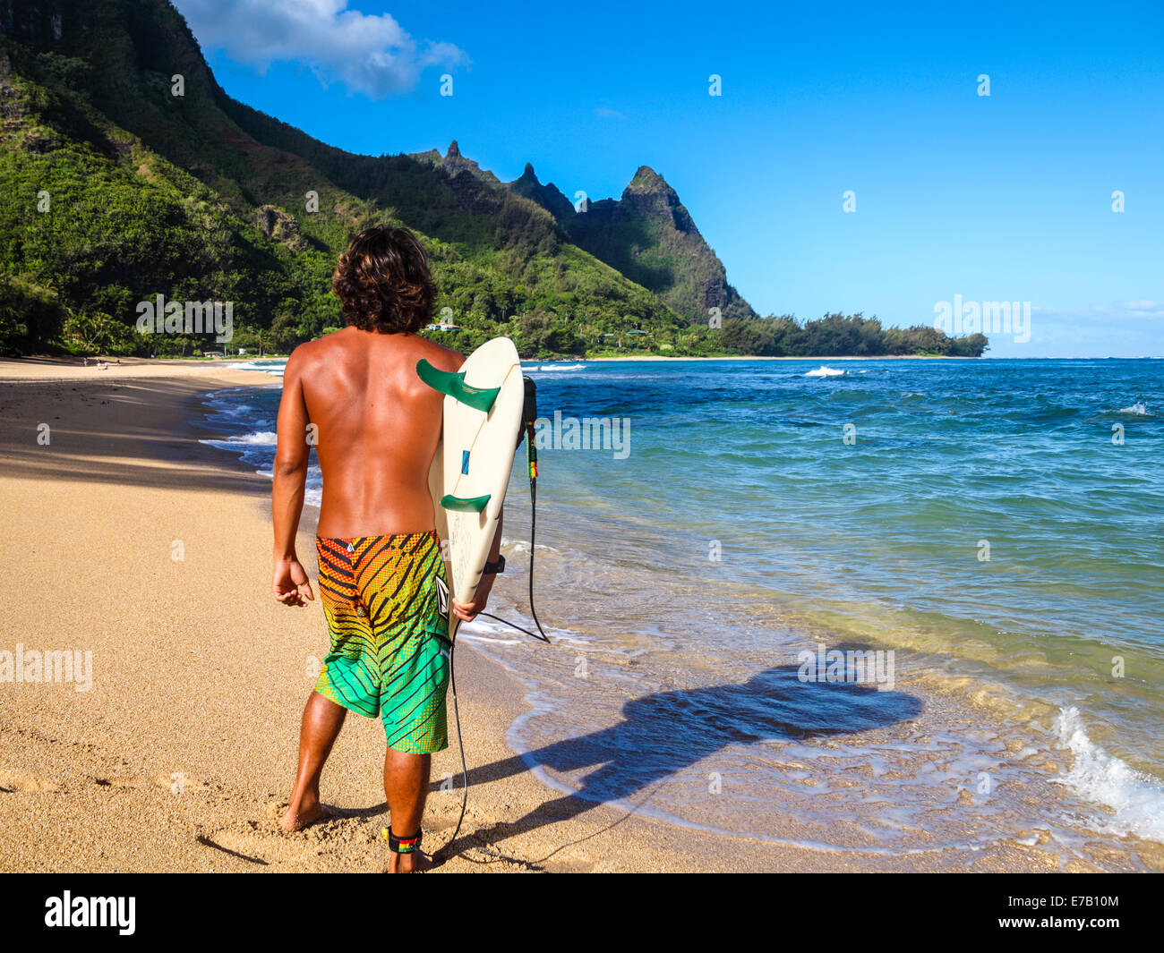Surfer am Tunnel Beach auf Kauai schaut Mt. Makana, genannt Bali Hai Stockfoto