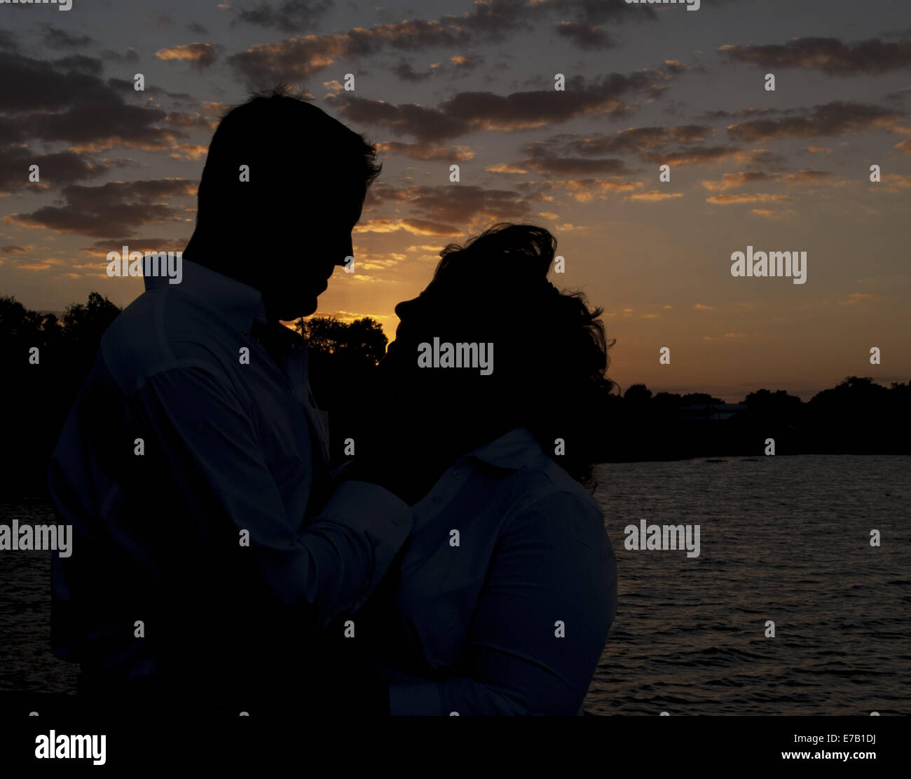 40er Jahre paar stehende Angesicht zu Angesicht mit Sonnenuntergang im Hintergrund. Das Bild ist eine Silhouette. Clermont-Florida-USA Stockfoto