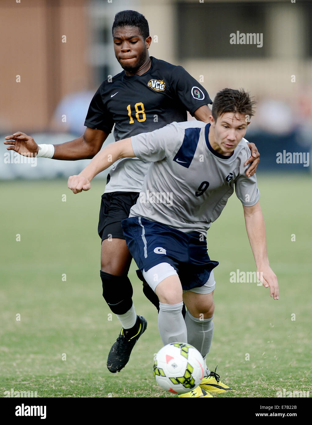 Washington, DC, USA. 11. September, 2014. 20140911 - Georgetown vorwärts Alex Muyl (9) arbeitet den Ball nach vorne gegen VCU Mittelfeldspieler Devon Fisher (18) in der ersten Hälfte in Shaw Field in Washington. VCU besiegt Georgetown in Überstunden, 2: 1. Bildnachweis: Chuck Myers/ZUMA Draht/Alamy Live-Nachrichten Stockfoto