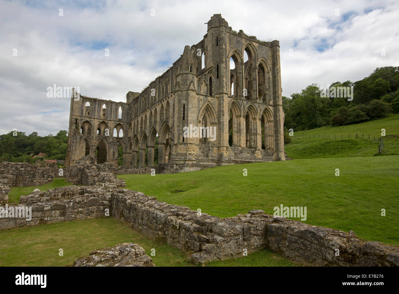 Großen und spektakulären Ruinen der historischen 12. Jahrhundert Rievaulx Abtei, Zisterzienserkloster in Yorkshire, England Stockfoto