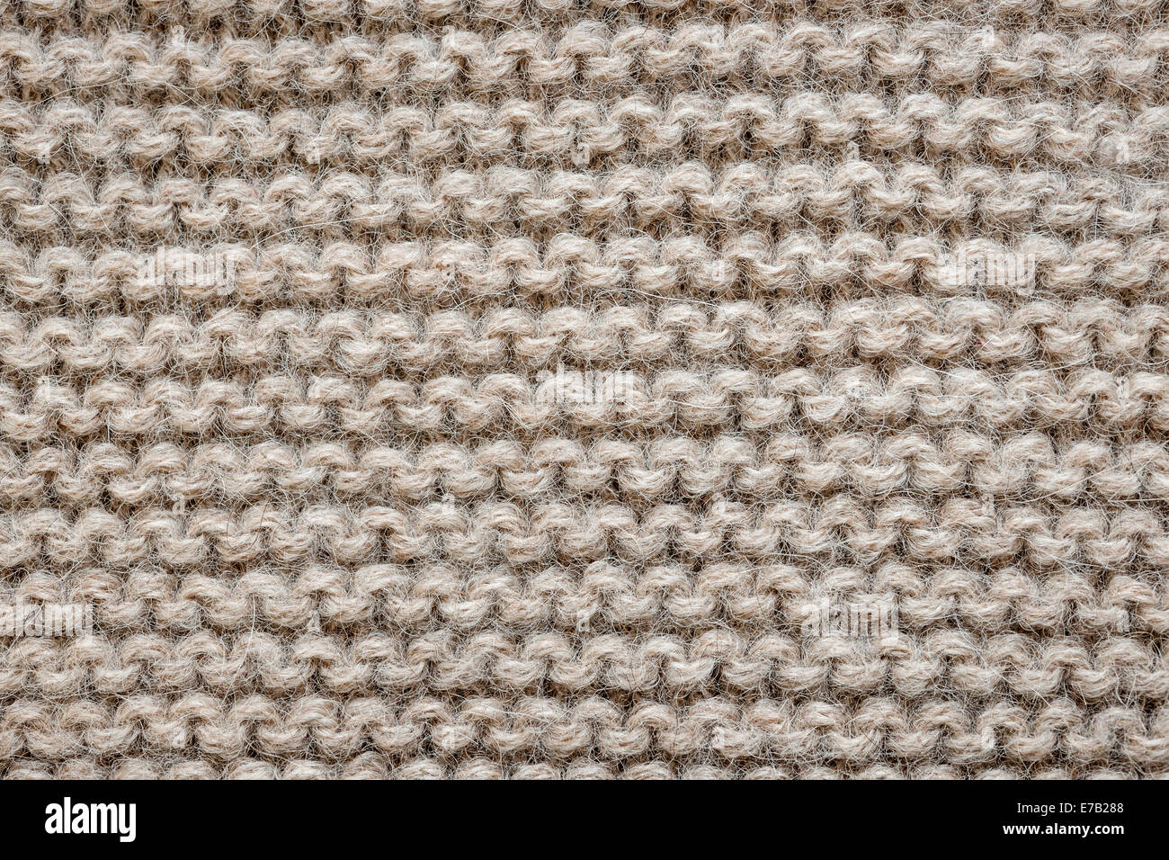 Gestrickte Textur der ungefärbten natürliche braune Alpakawolle Gestrick mit Strumpfband Stichbild als Hintergrund Stockfoto