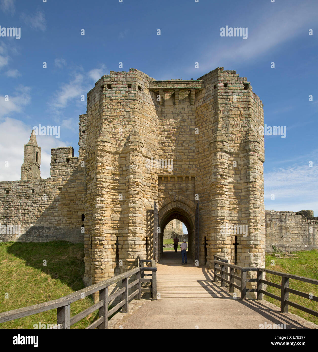 Imposante Eingang der Ruinen des historischen Schlosses mit blauem Himmel in Warkworth Northumberland, England Stockfoto