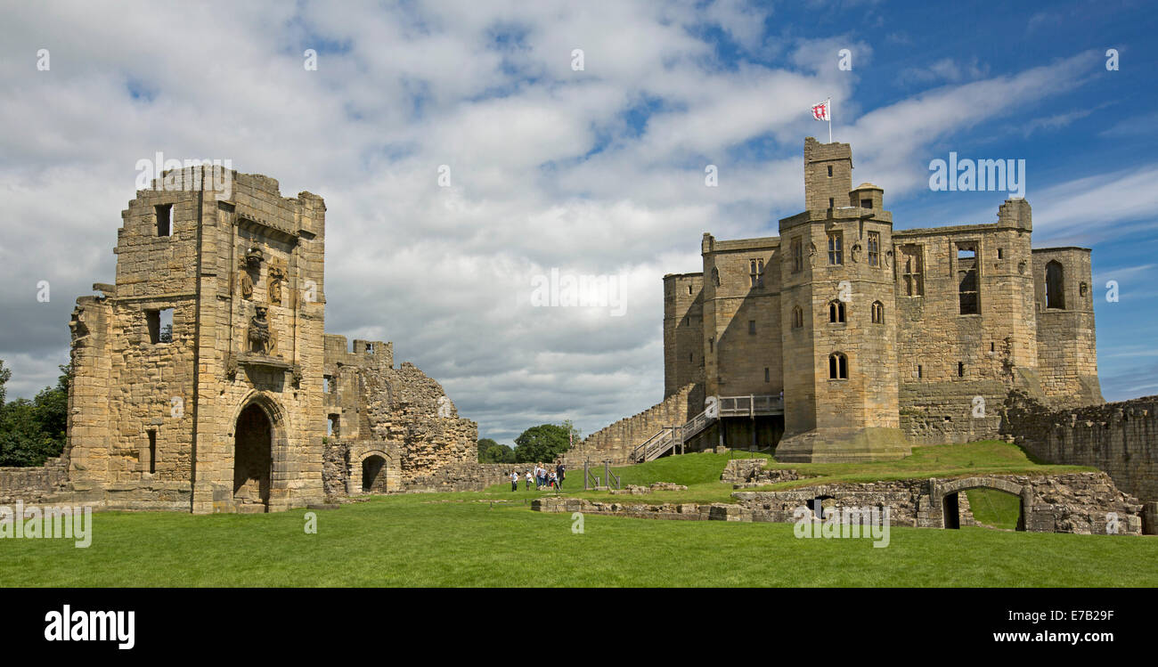 Ansicht der Ruinen des historischen Schlosses mit grünen Wiesen und blauem Himmel in Warkworth Northumberland, England Stockfoto
