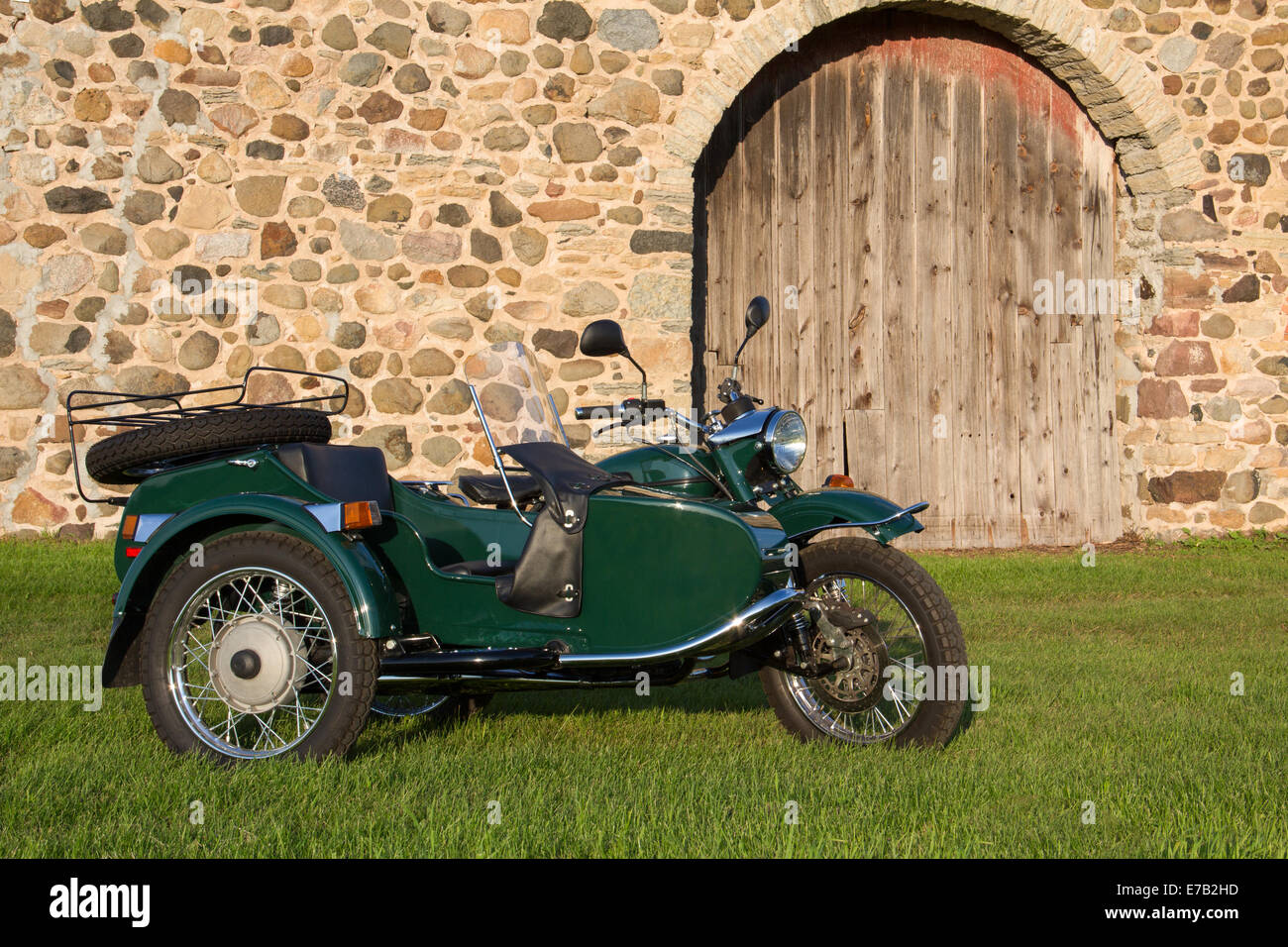 Seitenwagen Motorrad vor Feldsteinen und verwittertem Holz Hintergrund.  Kopieren Sie Raum. Stockfoto