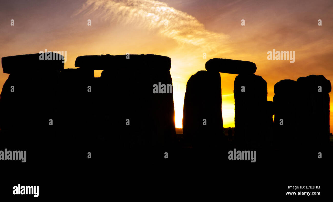 Stonehenge, Wiltshire, England, Großbritannien, in der Dämmerung, UNESCO-Weltkulturerbe, Anziehung, Ruinen, Stein, Großbritannien, Erbe, berühmten, Sonnenuntergang, Sehenswürdigkeiten Stockfoto