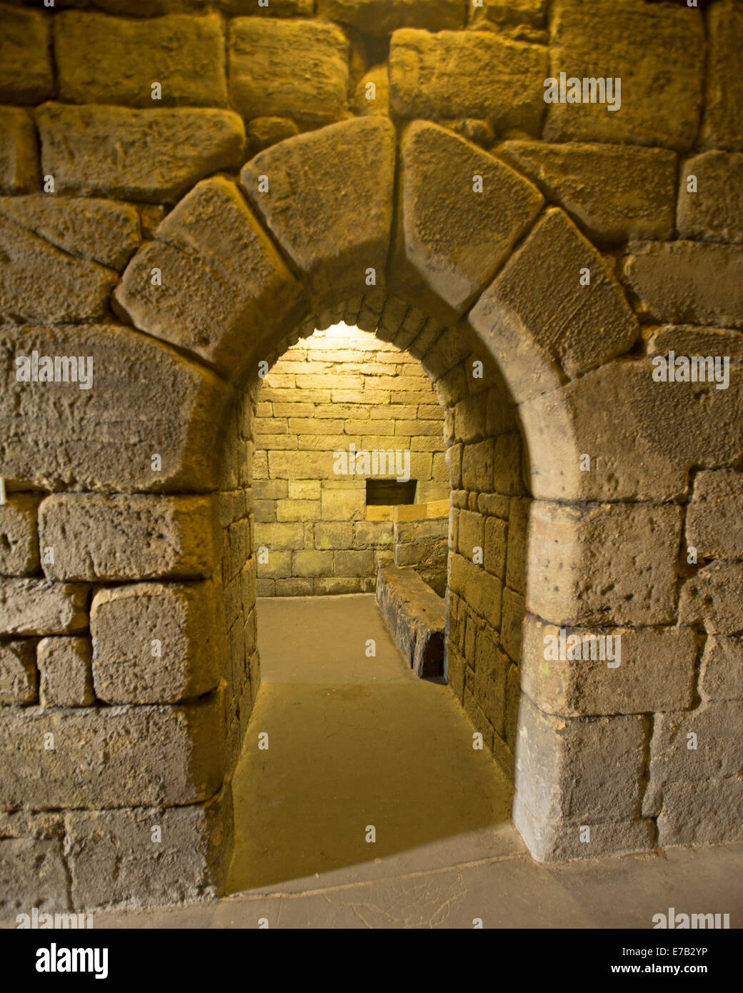 Bogen Sie durch Steinmauer und schmalen Durchgang in historischen 12. Jahrhundert Burg in Warkworth Northumberland, England Stockfoto