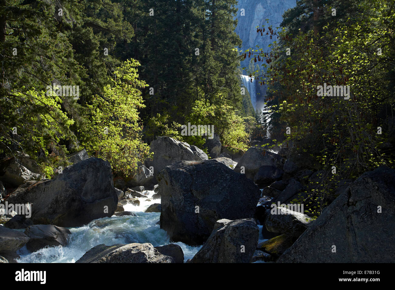 Merced River und Vernal Fall, der Nebel Weg, Yosemite-Nationalpark, Kalifornien, USA Stockfoto