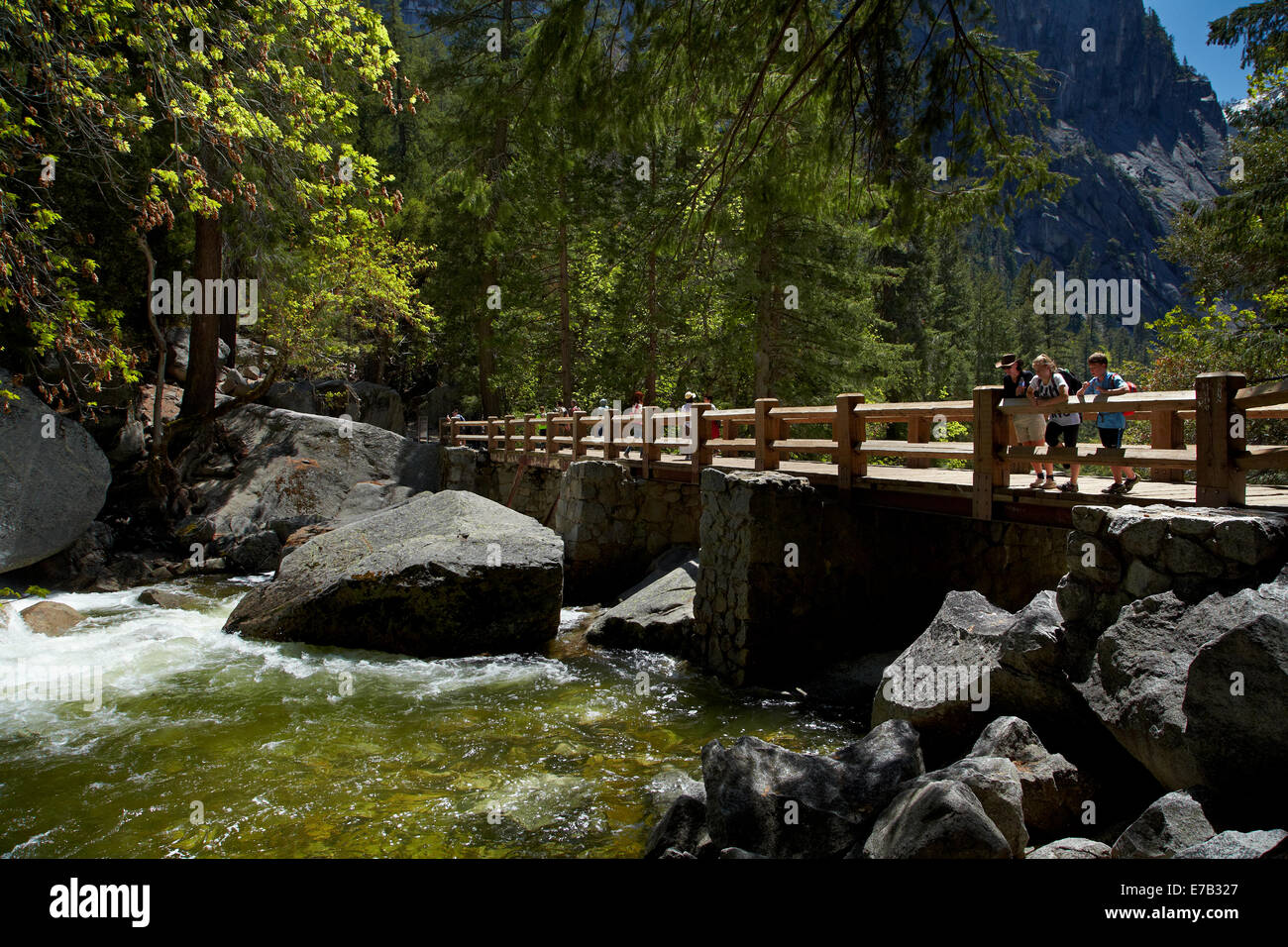 Fußgängerbrücke über Merced River, auf dem Nebel Trail, Yosemite-Nationalpark, Kalifornien, USA Stockfoto