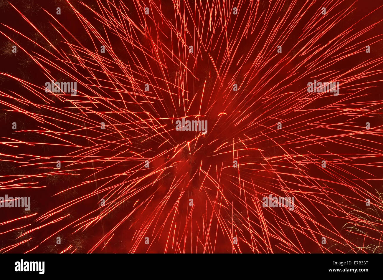 rote Feuerwerk am Nachthimmel Hintergrund Stockfoto
