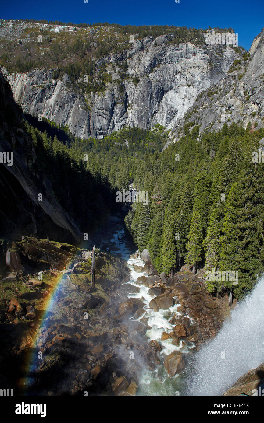 Merced River fließt über Vernal Fall, The Nebel Trail, Yosemite-Nationalpark, Kalifornien, USA Stockfoto