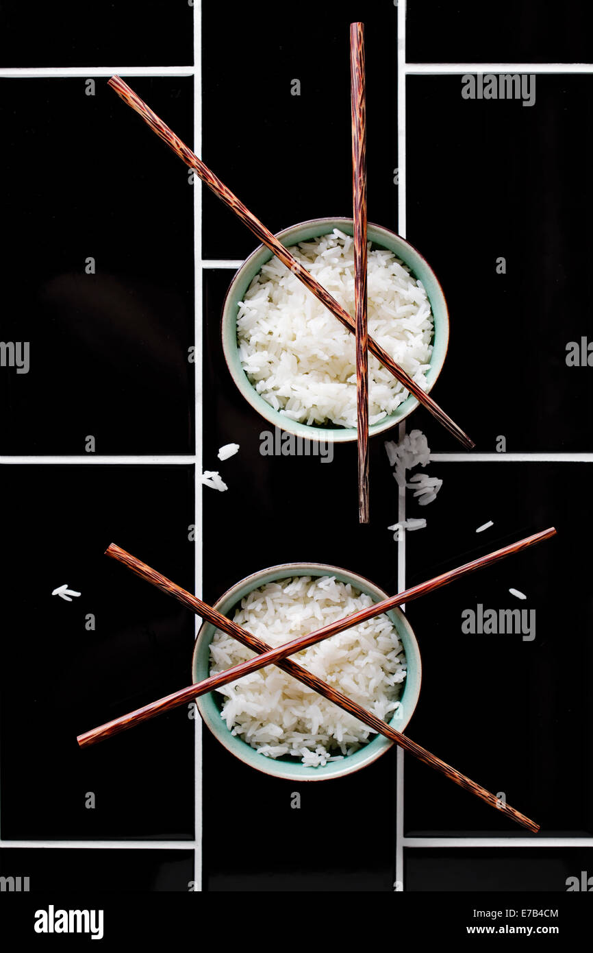 Kreative stilisierten asiatischen Reis und Stäbchen von oben Stockfoto