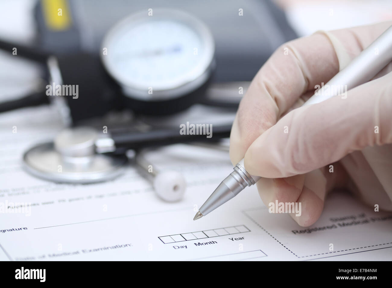 Des Arztes Hand schreiben. Pen im Mittelpunkt. Geringe Schärfentiefe. Close-up. Stockfoto