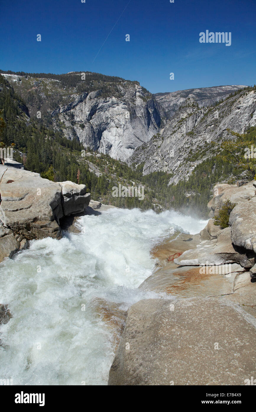Merced River stürzt über Nevada fallen, der Nebel Trail, Yosemite-Nationalpark, Kalifornien, USA Stockfoto