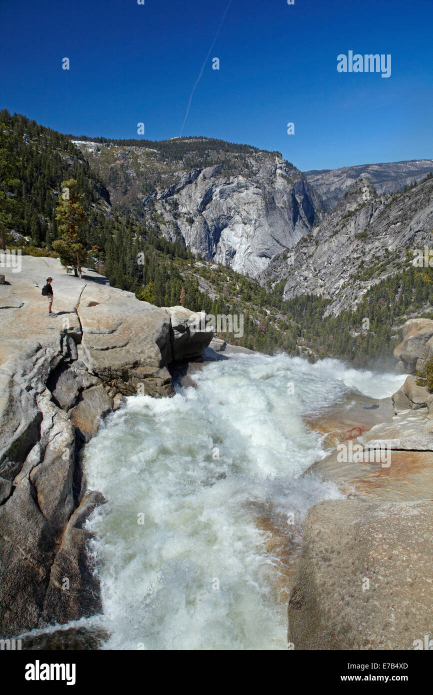 Wanderer an der Spitze der Nevada fallen, der Nebel Trail, Yosemite-Nationalpark, Kalifornien, USA Stockfoto