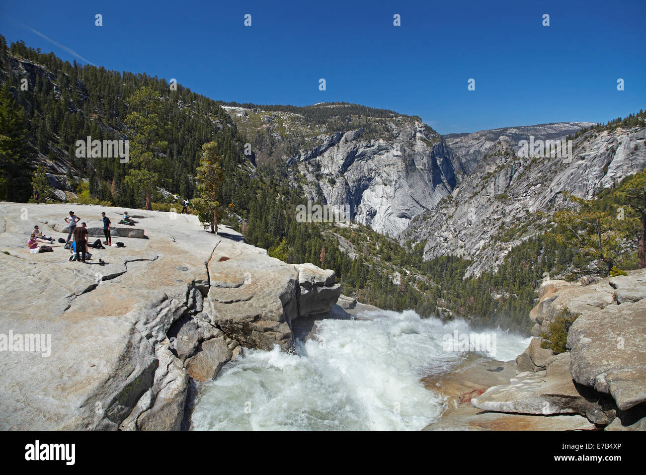 Wanderer an der Spitze der Nevada fallen, der Nebel Trail, Yosemite-Nationalpark, Kalifornien, USA Stockfoto