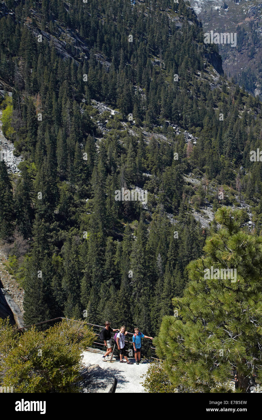 Wanderer an der Spitze der Nevada fallen, der Nebel Trail, Yosemite-Nationalpark, Kalifornien, USA Stockfoto