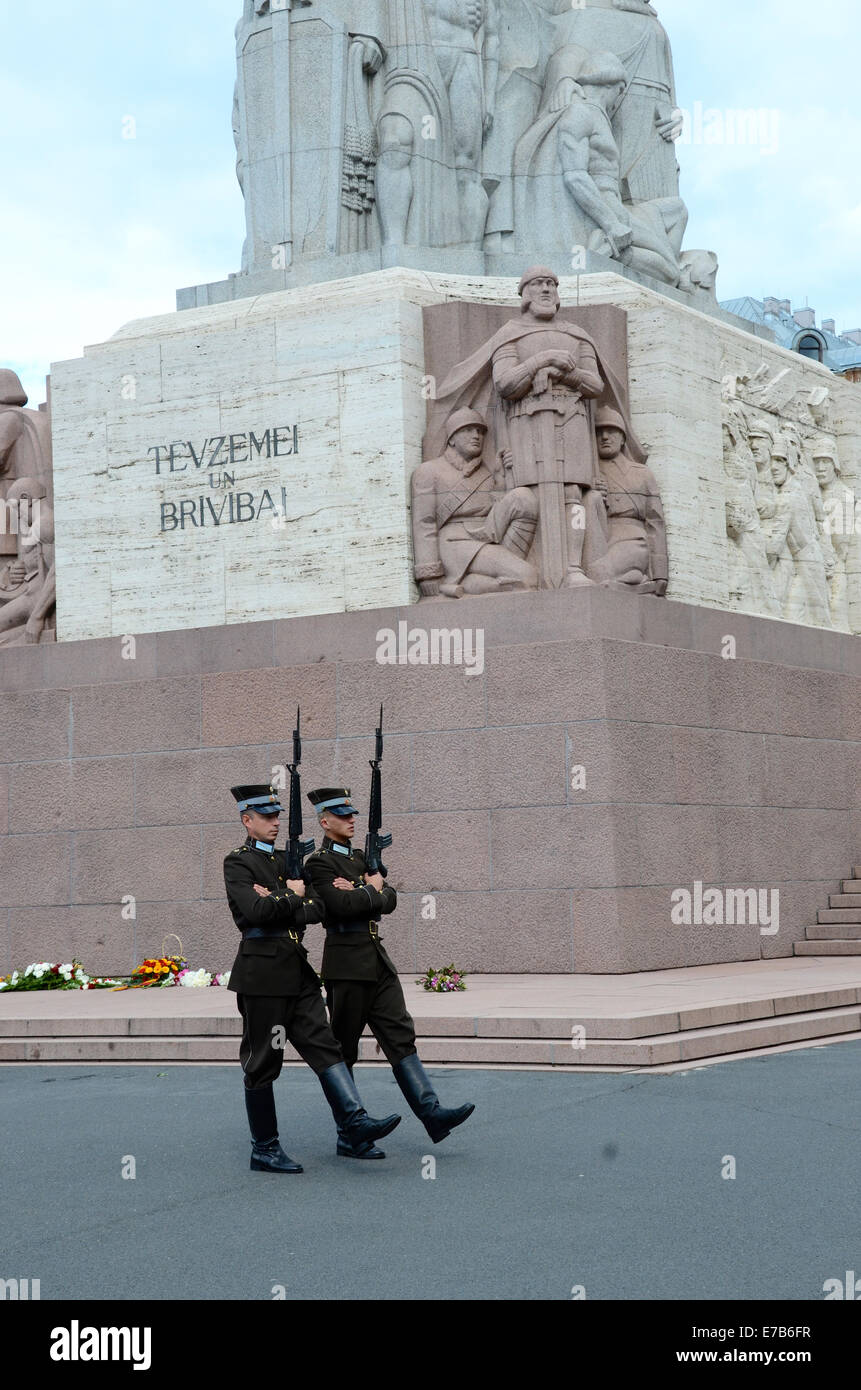 Guards marschieren an der Freiheit Denkmal Riga Lettland Stockfoto