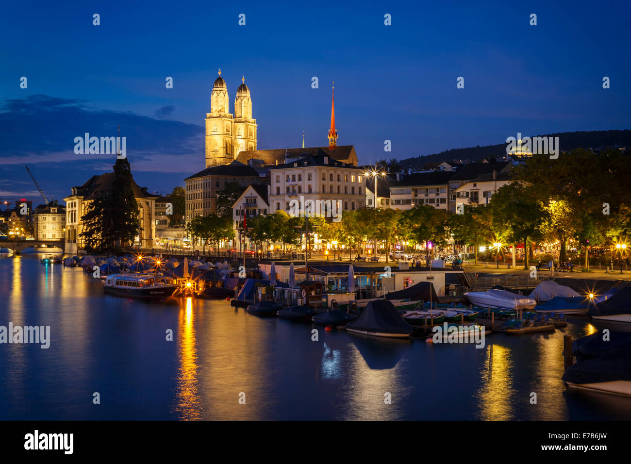 Die Altstadt und die Limmat in der Nacht, Zürich, Schweiz. Stockfoto