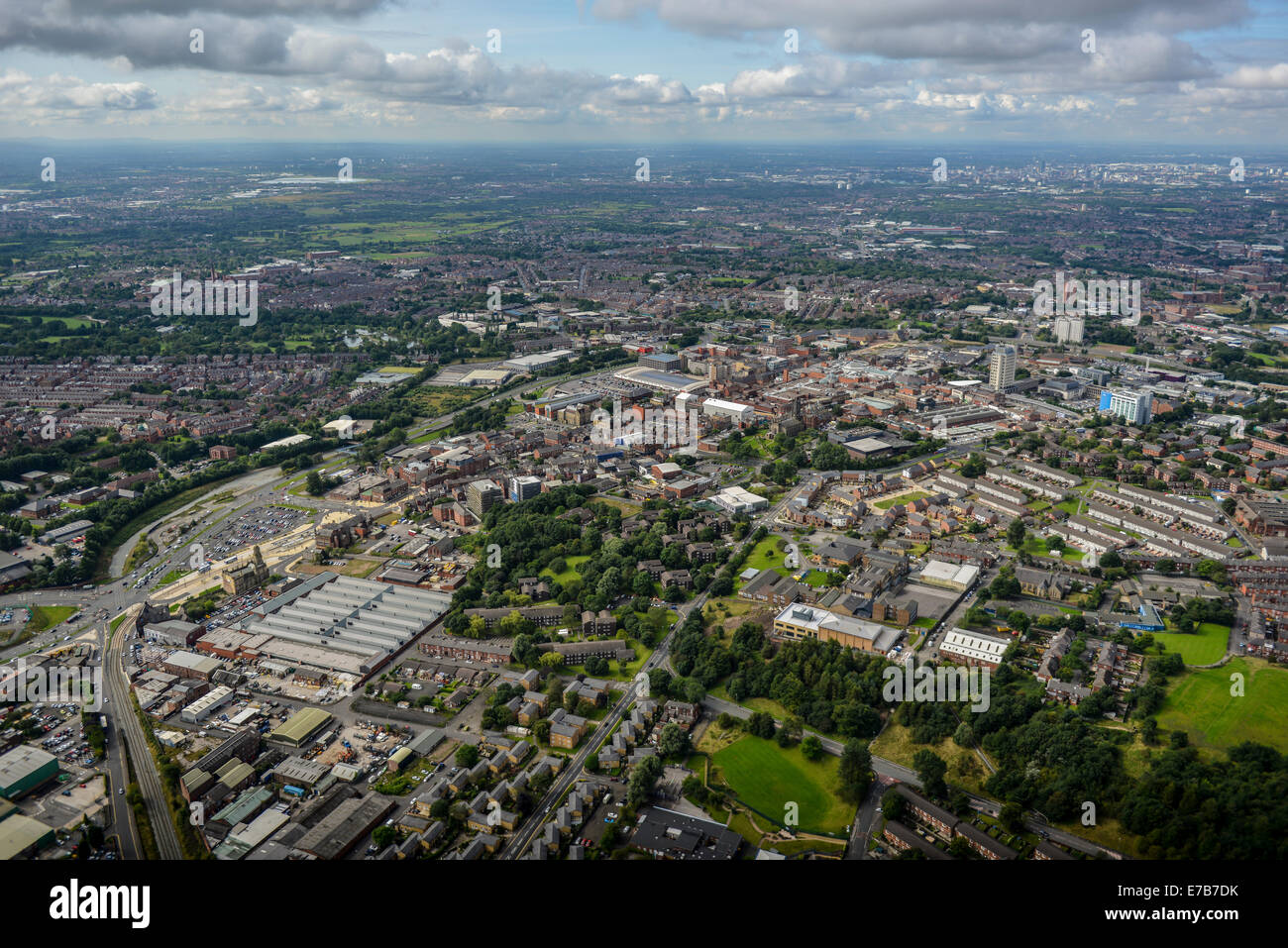 Einen tollen Blick über das Zentrum von Oldham, Greater Manchester. Stadtzentrum von Manchester ist in der Ferne sichtbar. Stockfoto