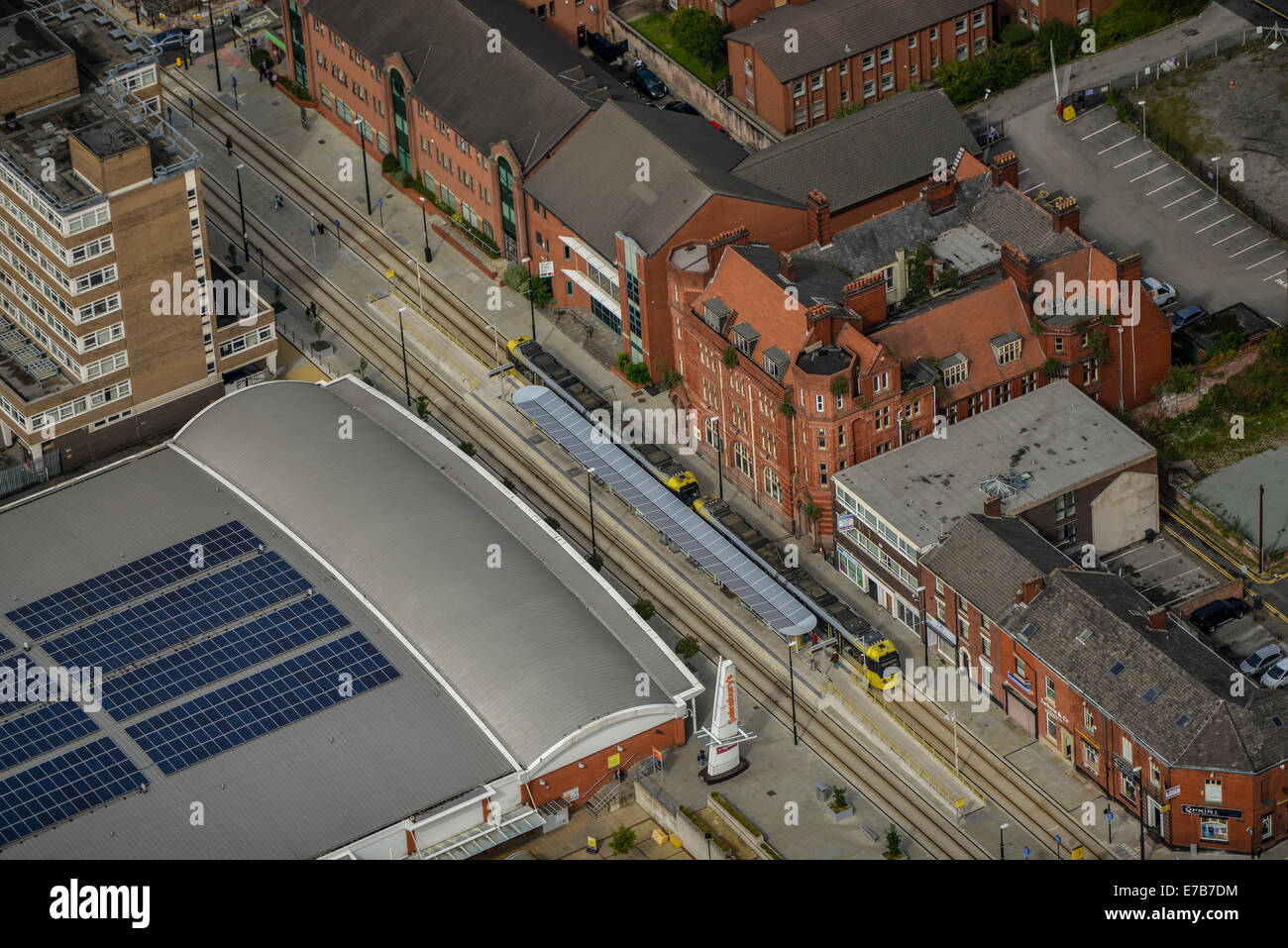 Eine Luftaufnahme von der zentralen Straßenbahnhaltestelle in Oldham, Greater Manchester Stockfoto