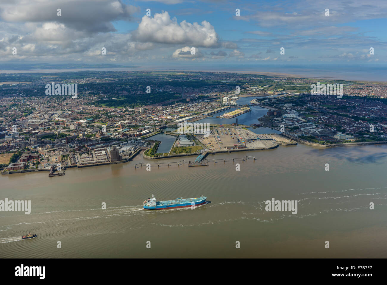 Eine Luftaufnahme über den Mersey Birkenhead zeigen und darüber hinaus, der Küste von North Wales. Stockfoto