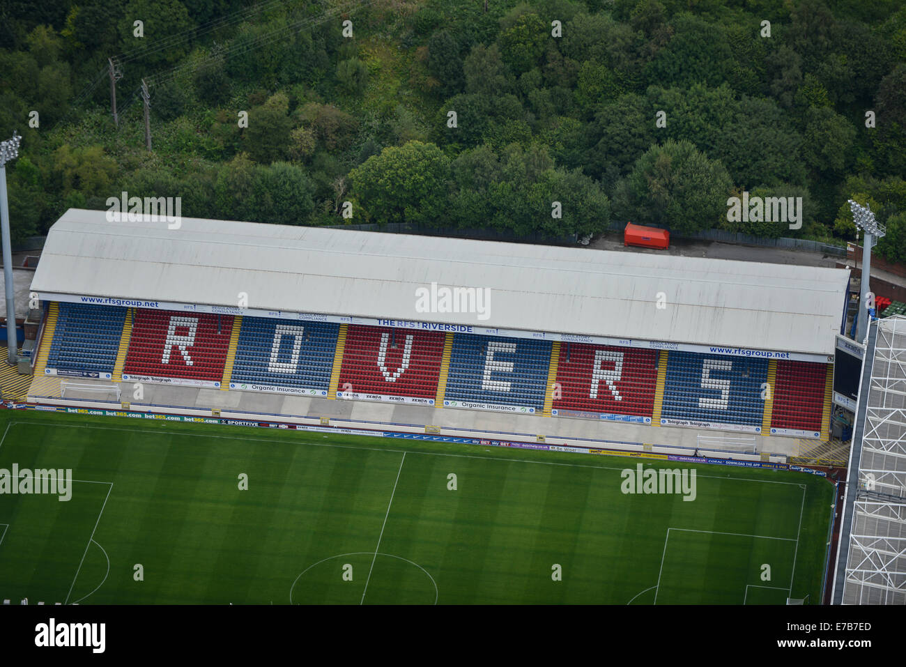 Eine Nahaufnahme der Luftaufnahme von der Riverside Stand im Ewood Park, Heimat der Blackburn Rovers Stockfoto