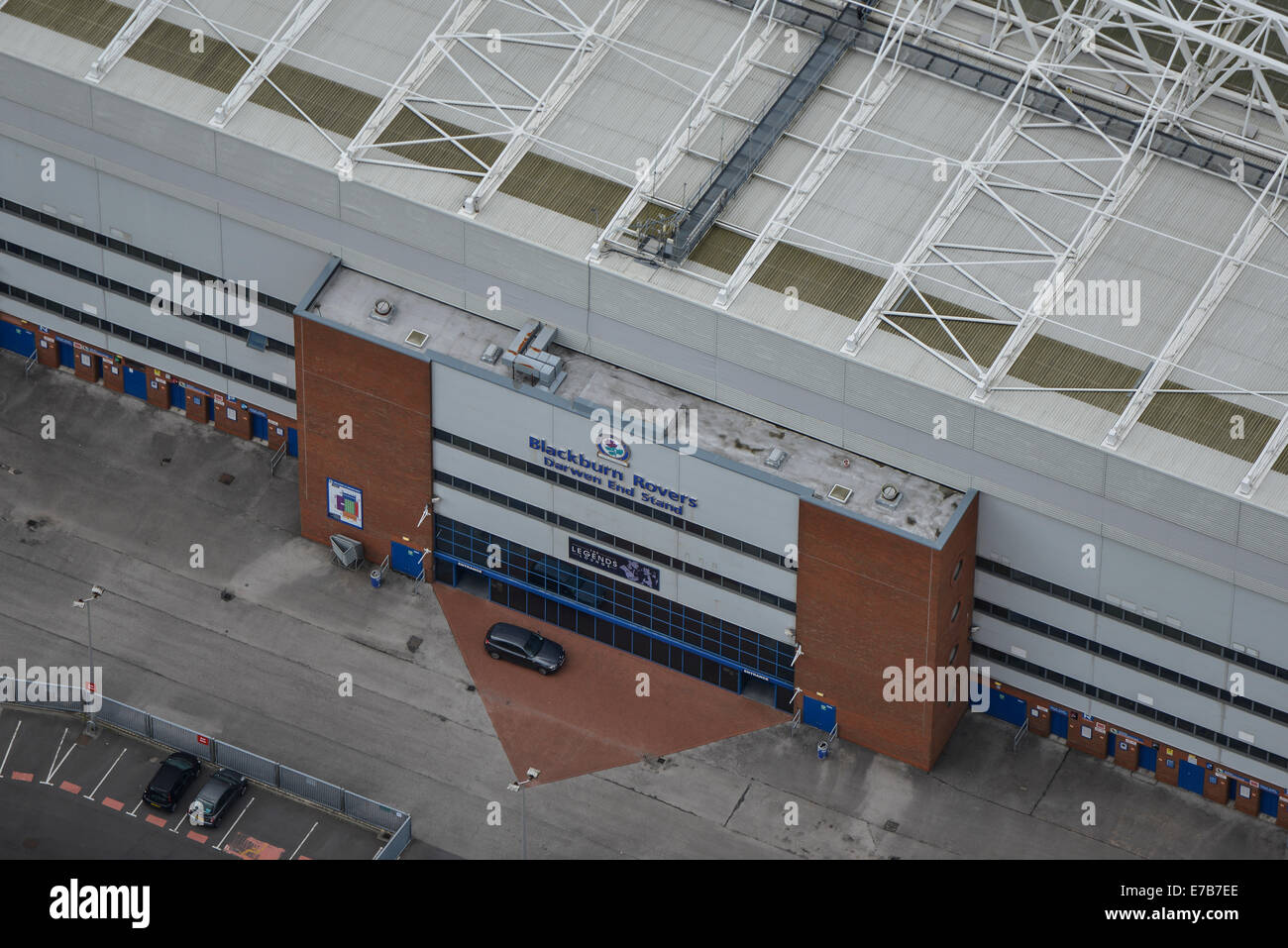 Eine Nahaufnahme der Luftaufnahme des Haupteingangs des Darwen Ende Stand im Ewood Park, Heimat der Blackburn Rovers Stockfoto